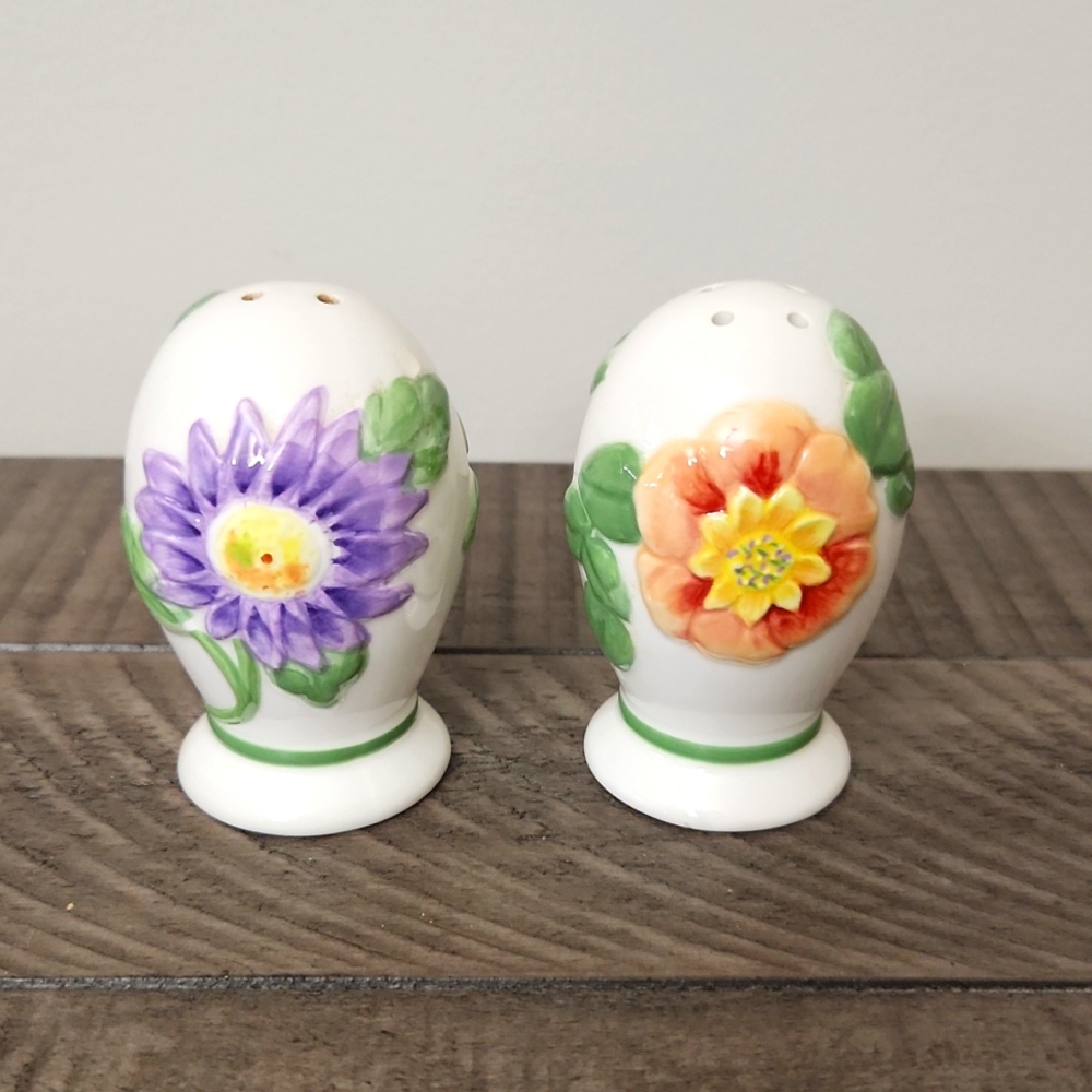 Pfaltzgraff Dahlia sculpted salt and pepper shakers floral